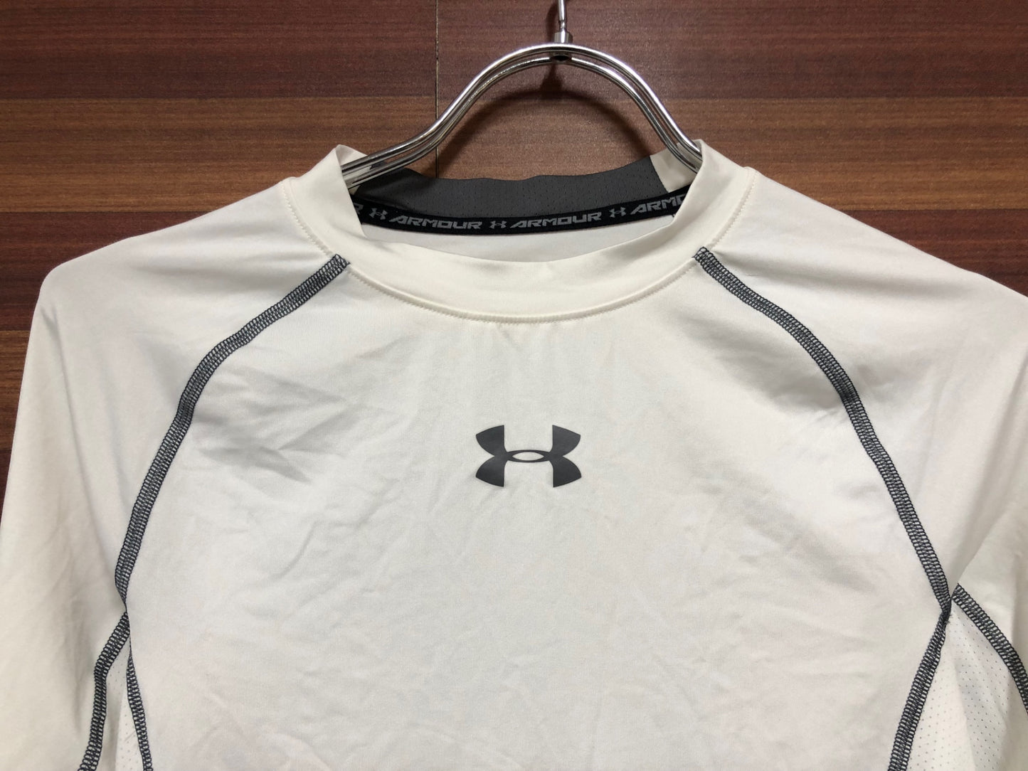 ID558 アンダーアーマー UNDER ARMOUR 長袖 ベースレイヤー 白 M