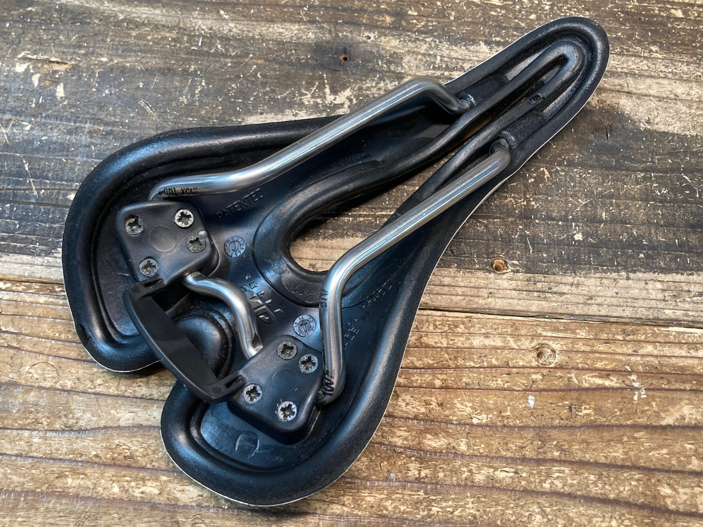 IX032 SELLE SMP ヘル HELL サドル INOX TUBE 132mm 白/黒 後ろロゴ剥離あり