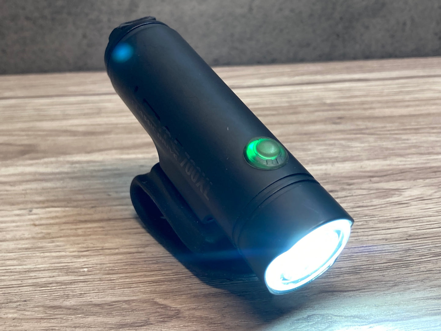 IX292 レザイン LEZYNE CLASSIC DRIVE 700 XL フロントライト 黒 点灯確認済み