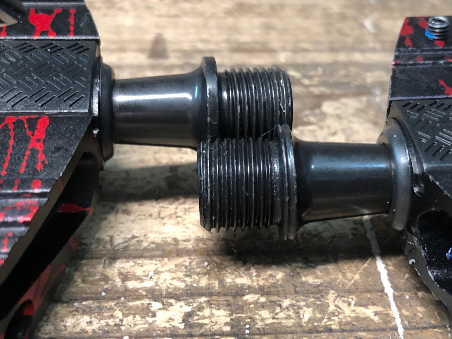 IY820 クランクブラザーズ CRANK BROTHERS マレット MALLET E LS SPLATTER EDITION ビンディングペダル 黒赤