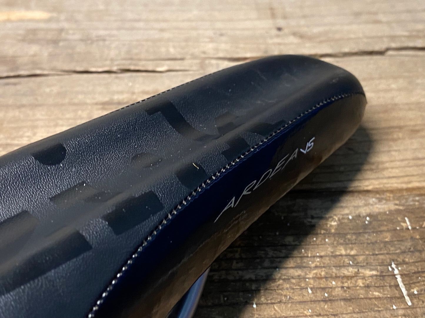 IY541 フィジーク fizik アルデア ARDEA VS サドル MANGANESE 黒