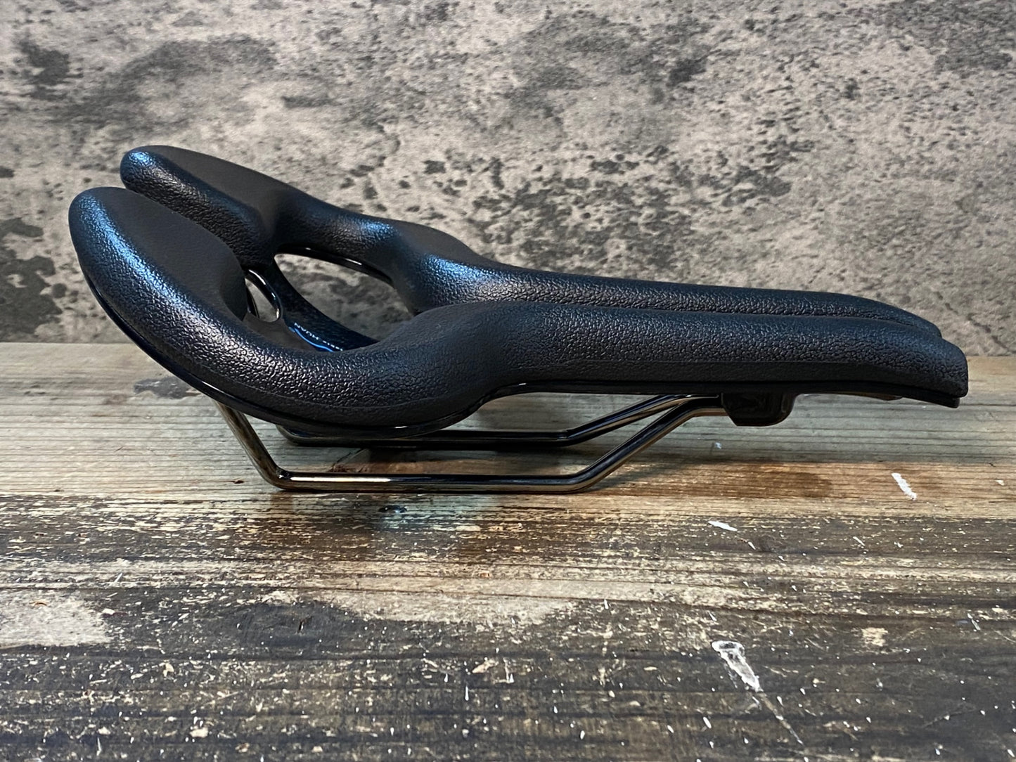 IX268 huan PPS サドル 黒 青 ※座面先端剥がれのためジャンク