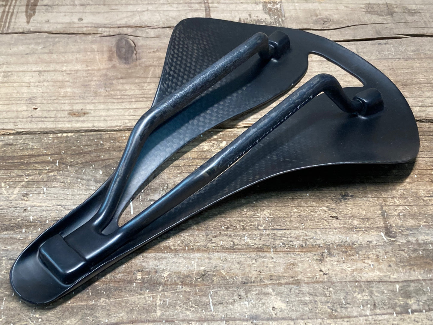 IQ576 TNI カーボンフライ CARBONFLY サドル