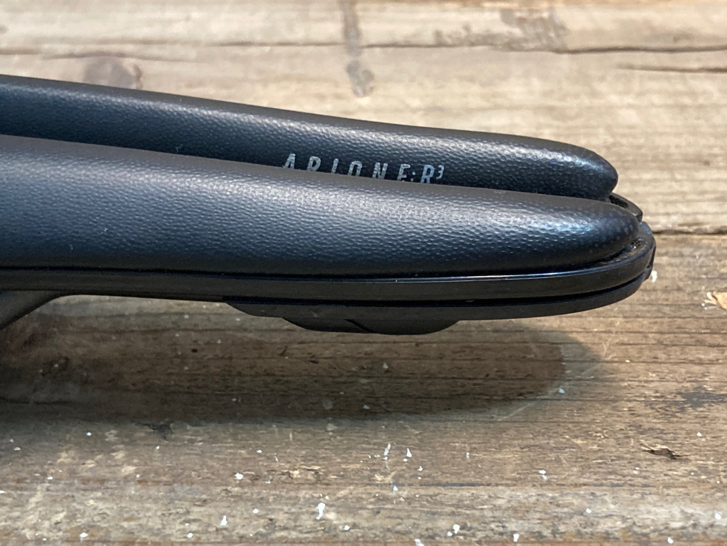 IO858 フィジーク fizik アリオネ ARIONE R3 ヴァーサス VERSUS evo サドル 黒 REGULAR 128mm kiumレール