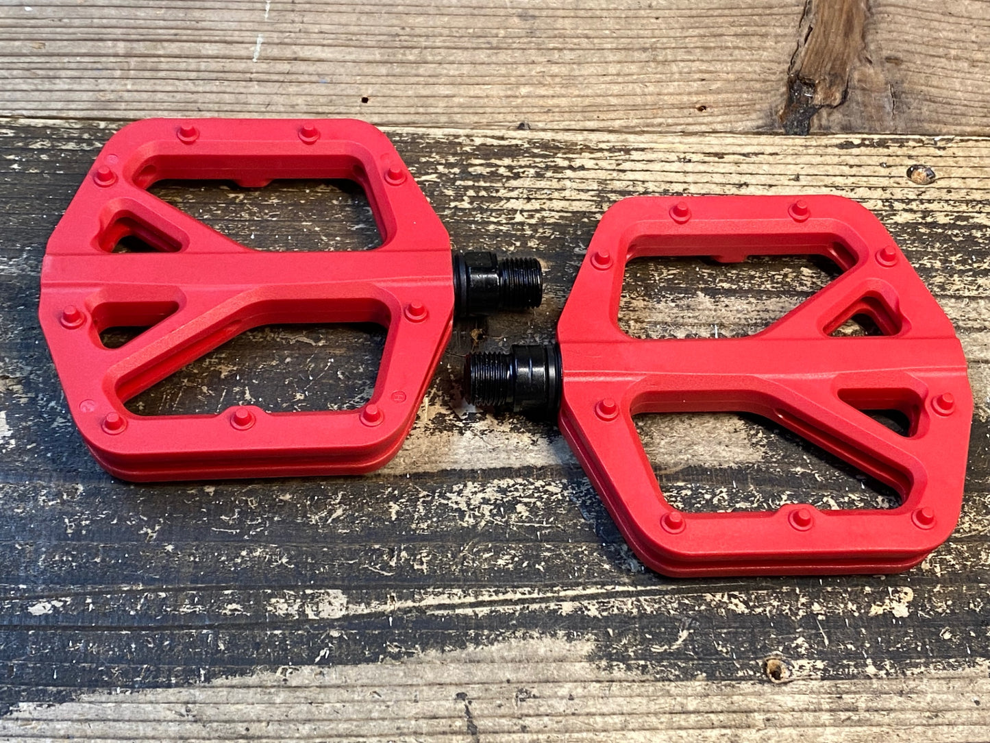 IV844 ジャイアント GIANT PINNER COMP フラットペダル 赤