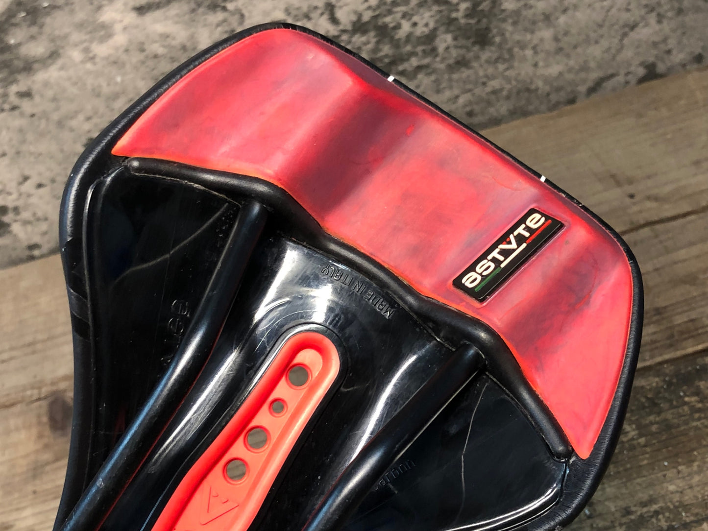 JA426 アスチュート ASTVTE STAR サドル 黒 赤 TITANVレール