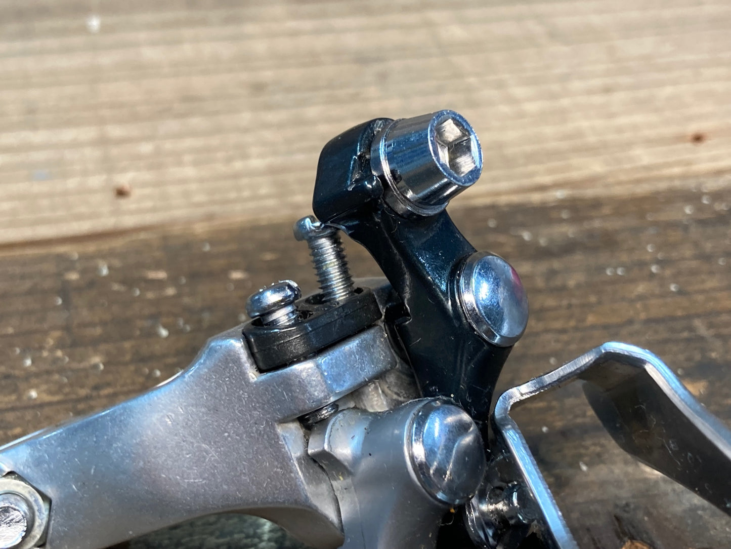 IN915 シマノ SHIMANO 105 FD-1050 フロントディレイラー バンド式 Φ31.8