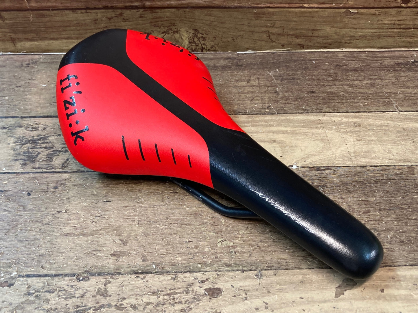 IL835 フィジーク fizik ANTARES R5 サドル 黒赤 S-ALLOYレール