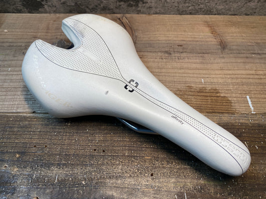 IO355 ボントレガー BONTRAGER affinity サドル 白