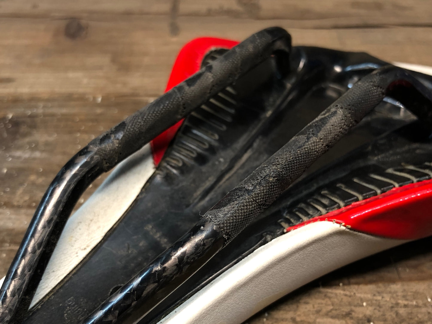 IN473 フィジーク fizik アリオネ ARIONE VS サドル 白赤 カーボンレール