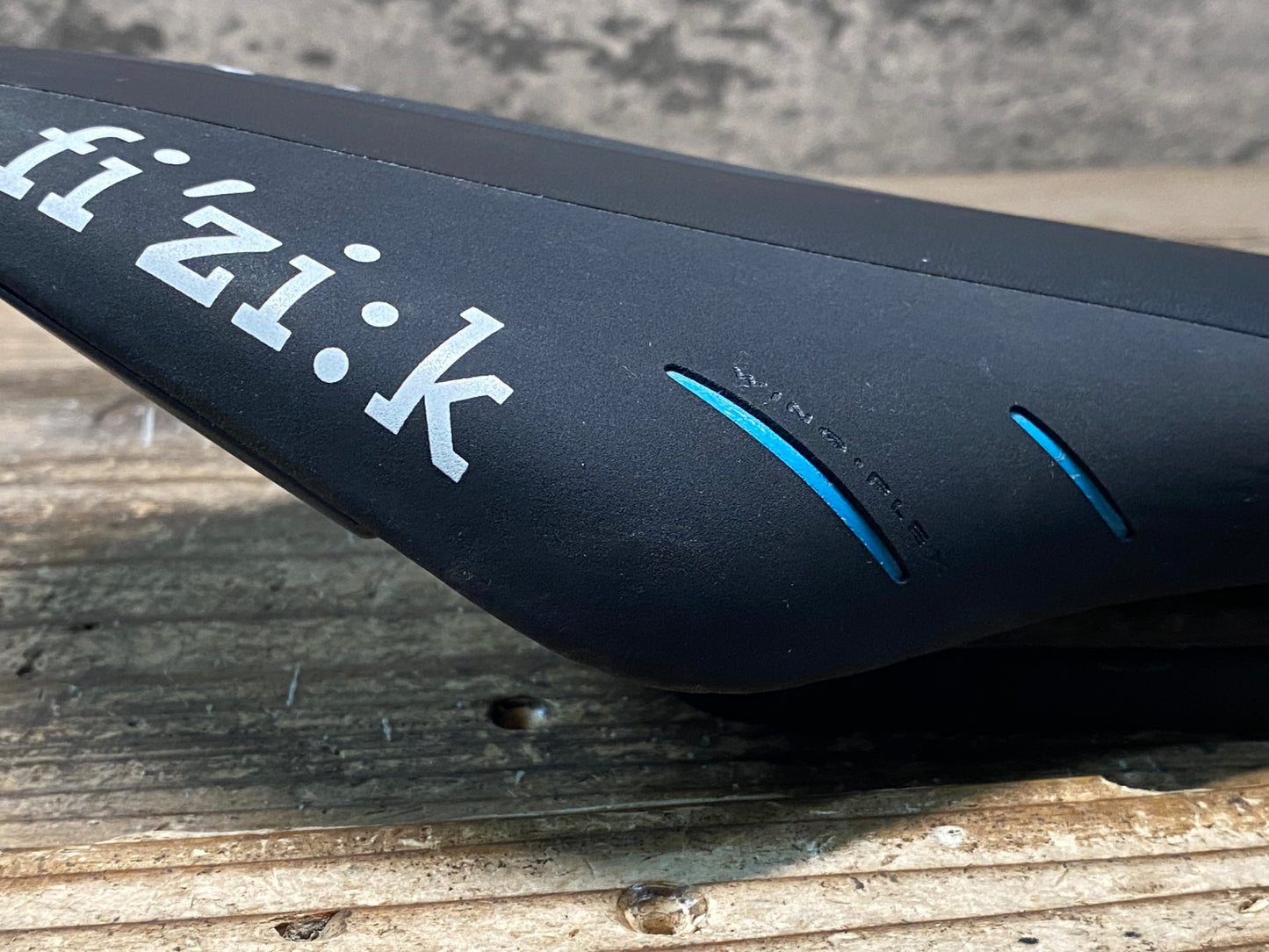 IW564 フィジーク fizik アリオネ ARIONE R1 REGULAR サドル BRAIDED カーボンレール