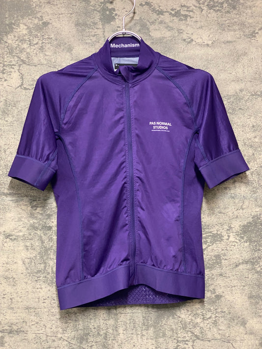JC421 パスノーマルスタジオ Pas Normal Studios | Men's Mechanism Jersey 半袖 サイクルジャージ パープル S