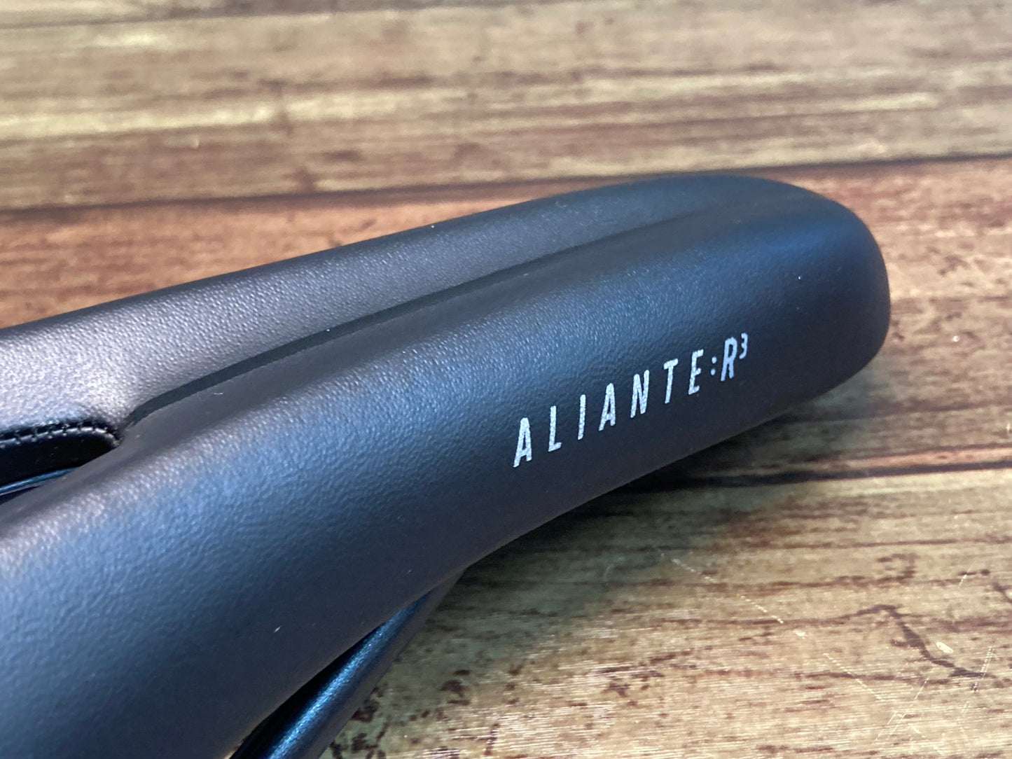 IX481 フィジーク fizik アリアンテ ALIANTE R3 REGULAR OPEN kiumレール サドル 黒