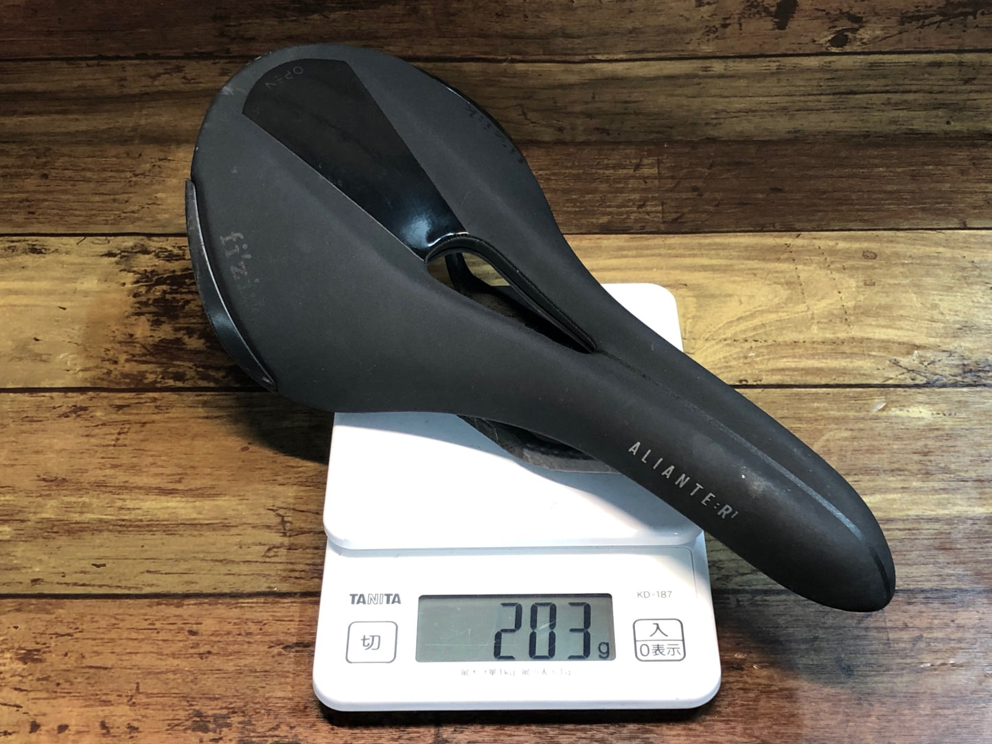 IM595 フィジーク FIZIK アリアンテ ALIANTE R1 サドル カーボンレール REGULAR 黒