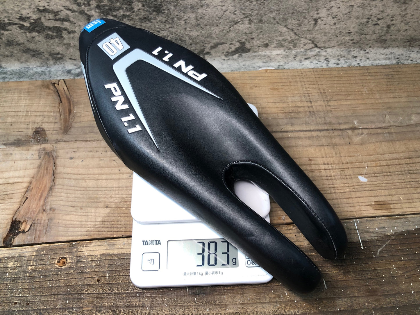 IO356 ism PN1.1 40 サドル 黒