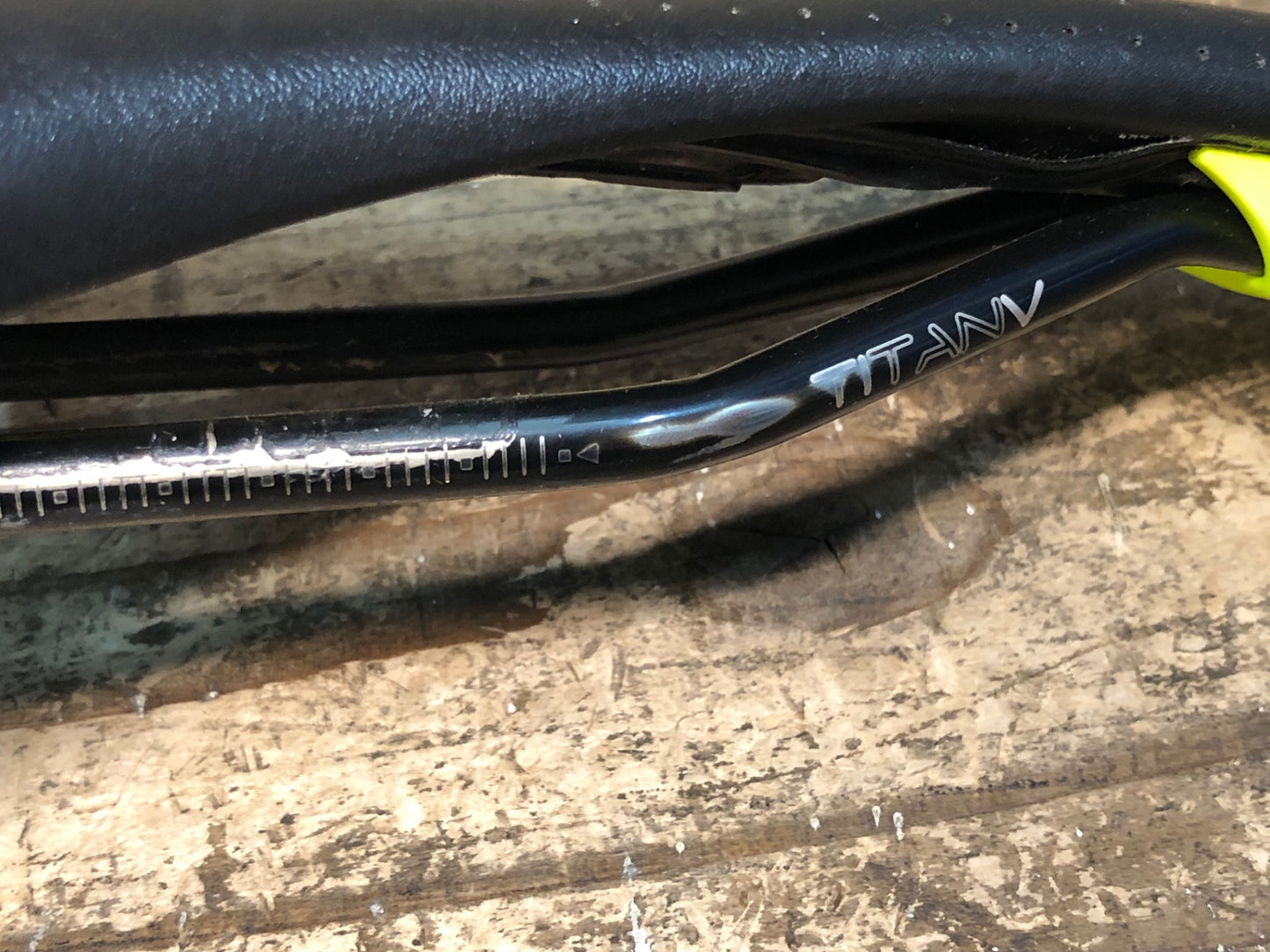 JA427 アスチュート ASTVTE STAR サドル 黒 黄 TITANVレール