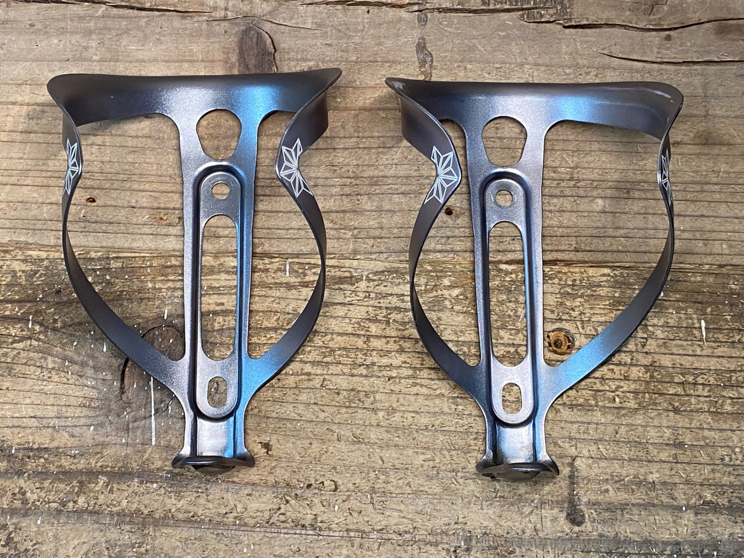 IN704 スパカズ SUPACAZ FLY CAGE Ano ボトルケージ シルバー ペア