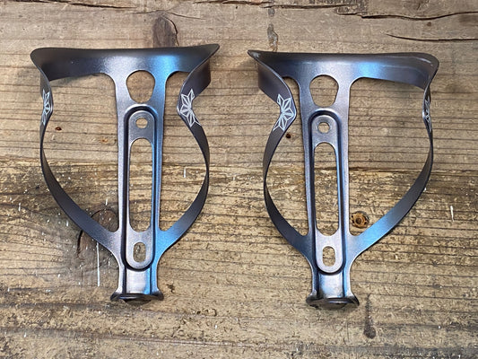 IN704 スパカズ SUPACAZ FLY CAGE Ano ボトルケージ シルバー ペア