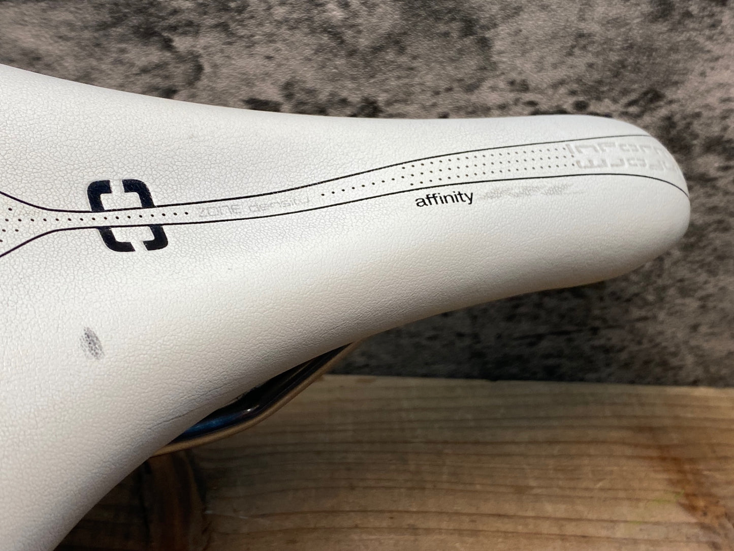 IO355 ボントレガー BONTRAGER affinity サドル 白