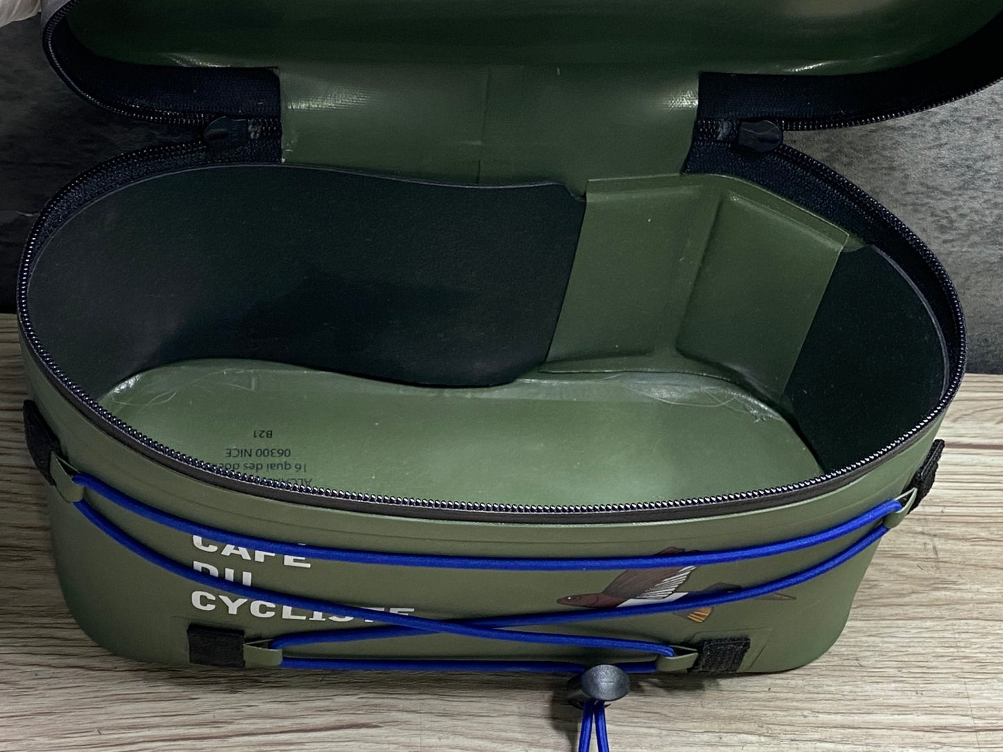 JB817 カフェドシクリステ Café du Cycliste V2 ハンドルバッグ カーキ 汚れあり