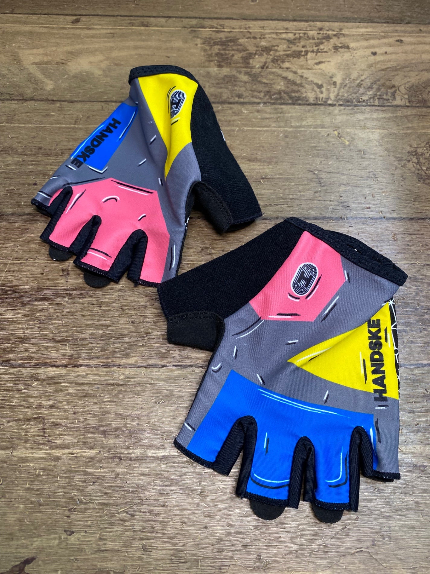 JB093 ハンドスケ HANDSKE 指切り グローブ 黒 黄 総柄 L