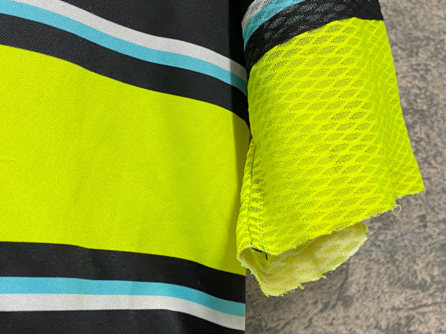 IZ411 アレ ALE 半袖 サイクルジャージ 黒 黄 M