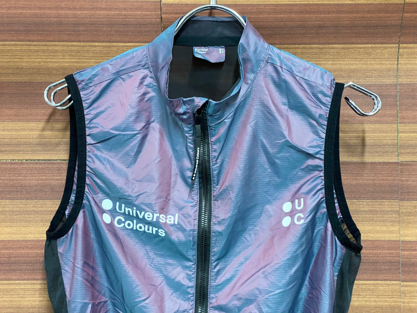 IU213 ユニバーサルカラーズ Universal Colours サイクルベスト ジレ Iridencent Green/Red M