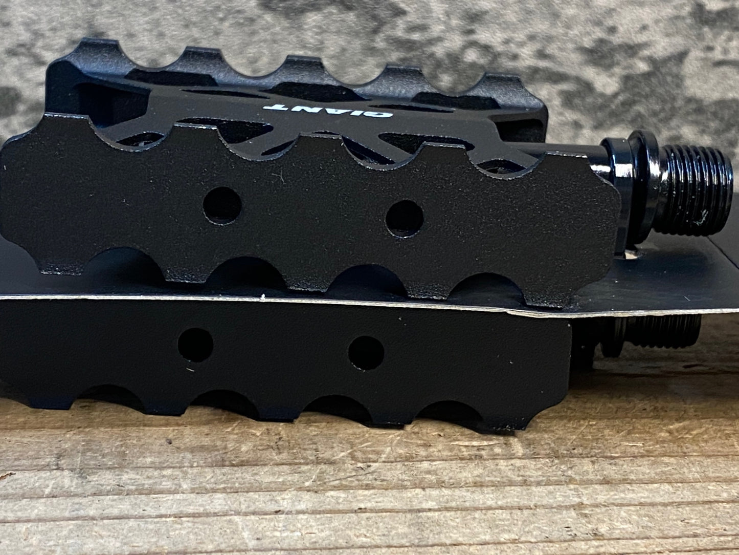 IV842 ジャイアント GIANT ULTRA LIGHT PEDAL フラットペダル 黒