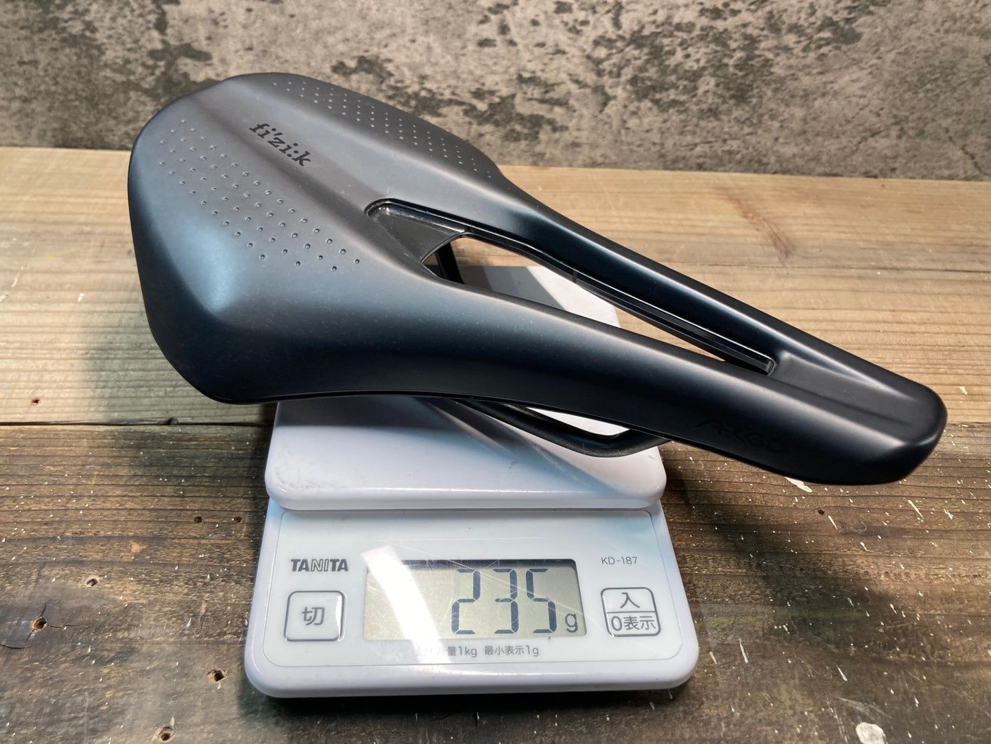 IN892 フィジーク fizik TEMPO ARGO R3 サドル 黒 150mm kiumレール