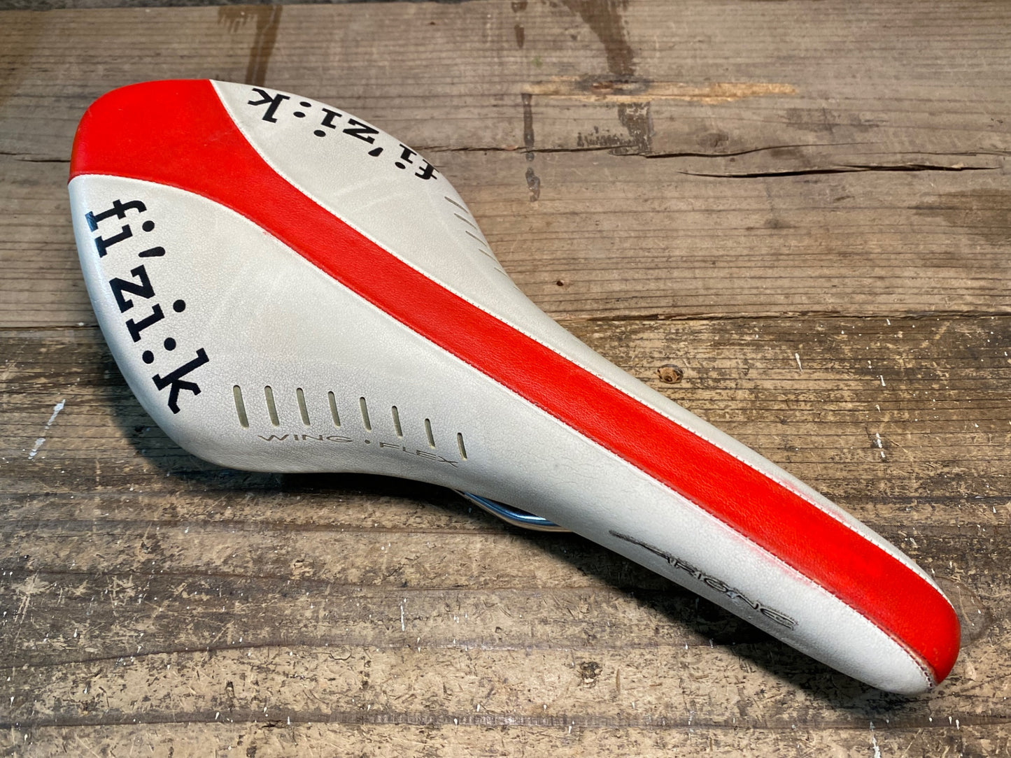 IX709 フィジーク fizik アリオネ ARIONE R3 サドル 白赤 kium レール