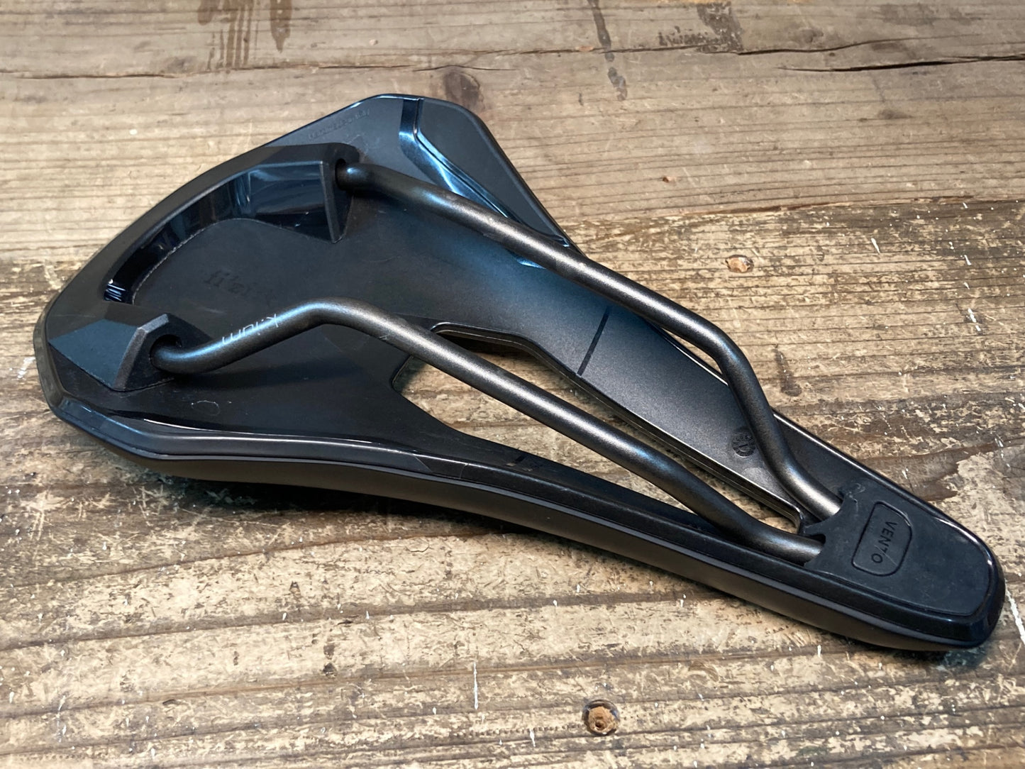 IY466 フィジーク fizik アルゴ ARGO VENTO R3 サドル 140mm kiumレール