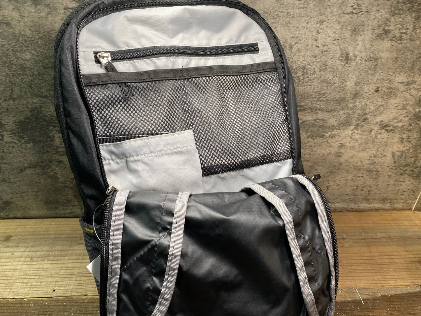 IQ988 ドイター deuter レース Race EXP AIR 14+3 リュック バックパック 黒