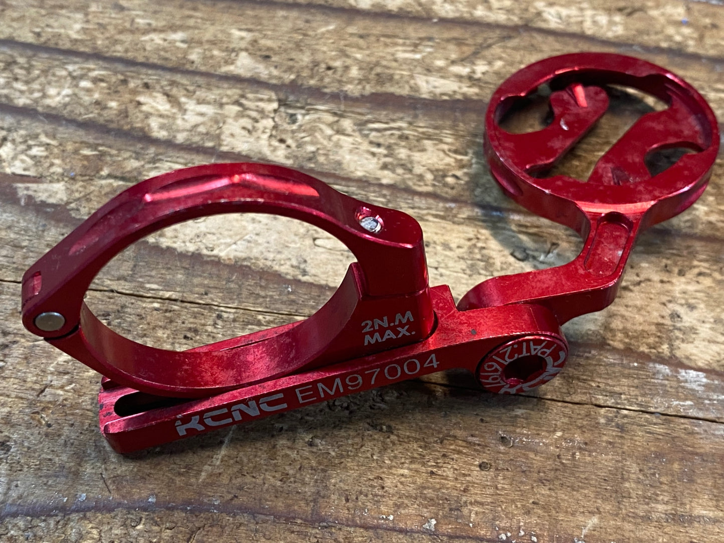 IS394 KCNC サイコンマウント 赤 GARMIN用 Φ31.8