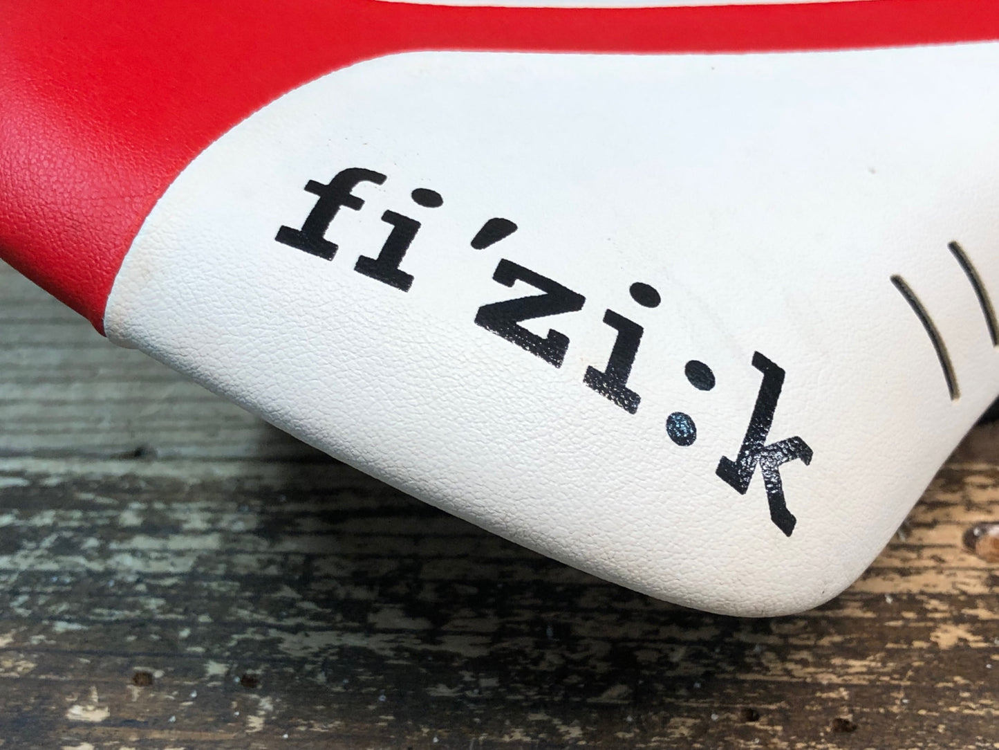 IZ628 フィジーク fizik アンタレス ANTARES R3 サドル BRAIDEDカーボンレール 白赤 実測140mm