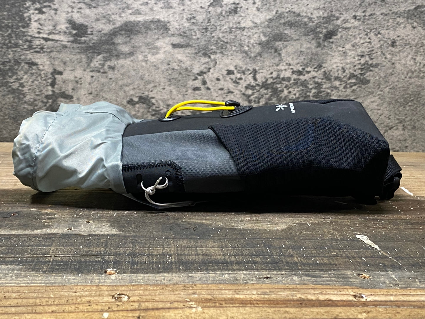 IM697 アピデュラ APIDURA バックカントリー フードポーチ 1.2L+