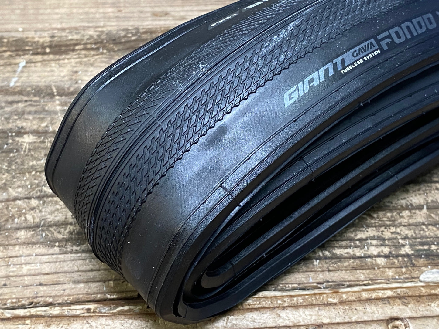 IV702 ジャイアント GIANT GAVIA FONDO 1 700x28C タイヤ