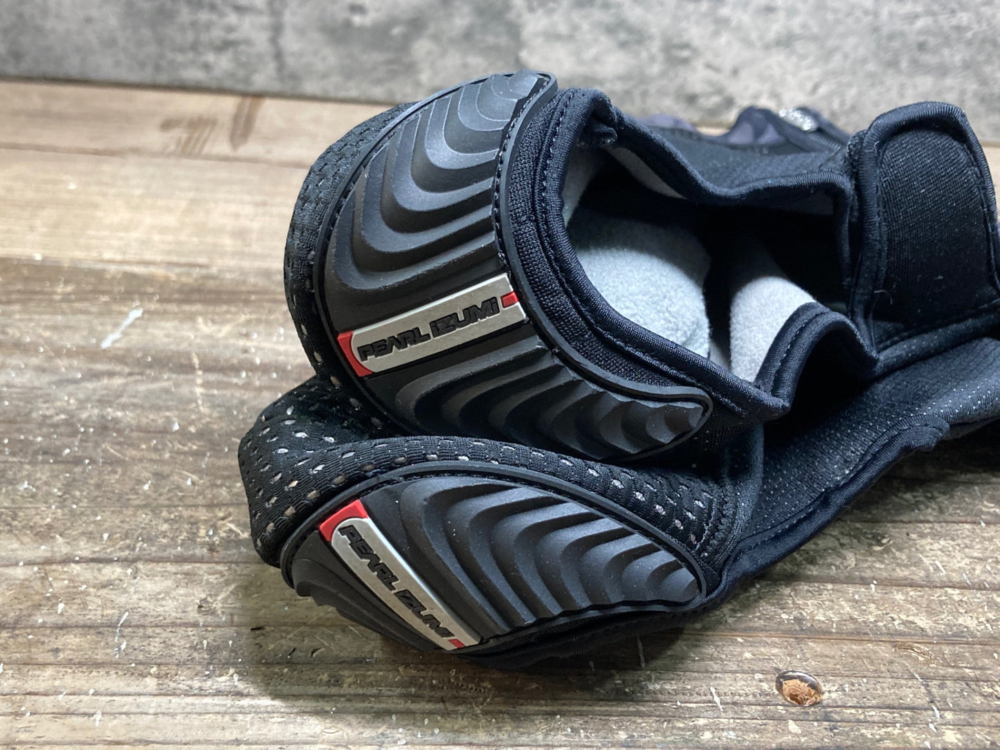 IU207 パールイズミ PEARL iZUMi シューズカバー 裏起毛 WINDBREAK TITANIUM 黒 L