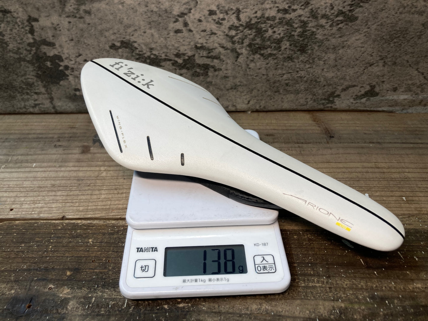 IM401 フィジーク fizik アリオネ Arione 00 サドル 白 MOBIUS カーボンレール 128mm