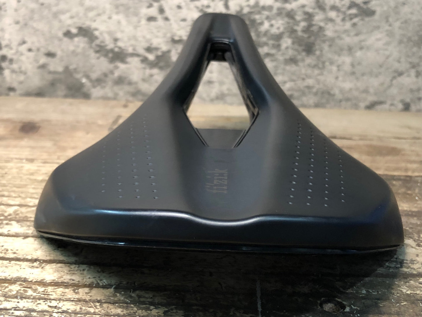 IY540 フィジーク fizik アルゴ テンポ ARGO TEMPO R1 サドル カーボンレール 150mm 黒