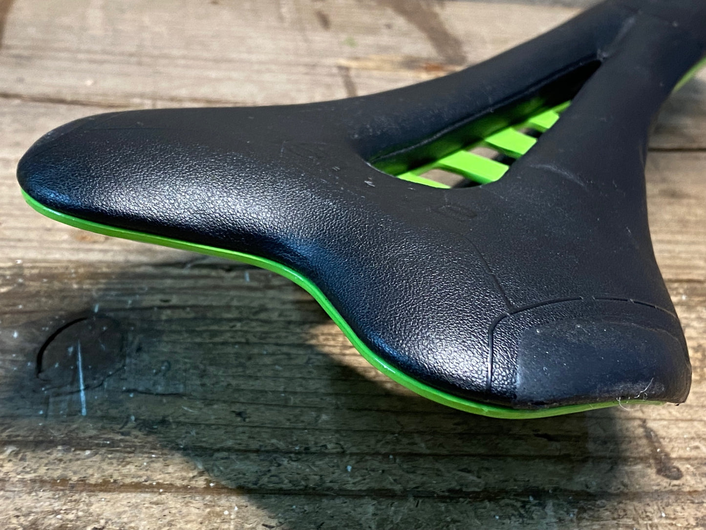 IY062 アスチュート ASTUTE SKYLITE VT サドル 黒 緑 138mm CARBONIOレール