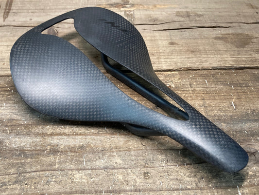 IQ576 TNI カーボンフライ CARBONFLY サドル