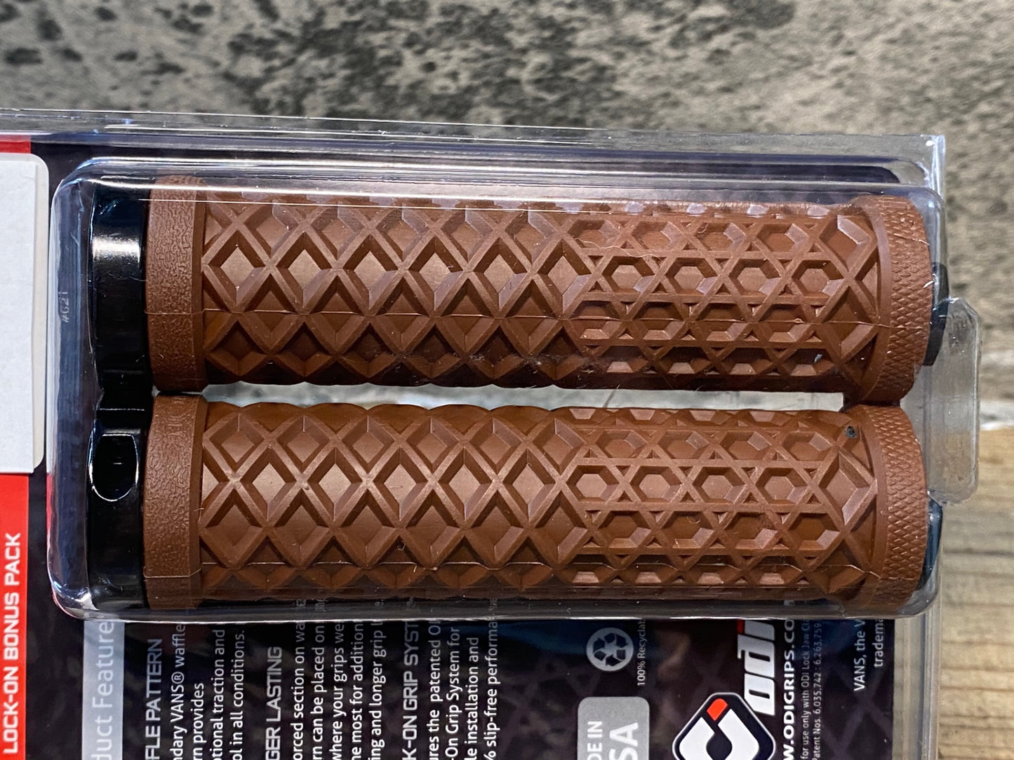 ID945 ODI バンズロックオングリップ VANS LOCK-ON GRIP ブラウン