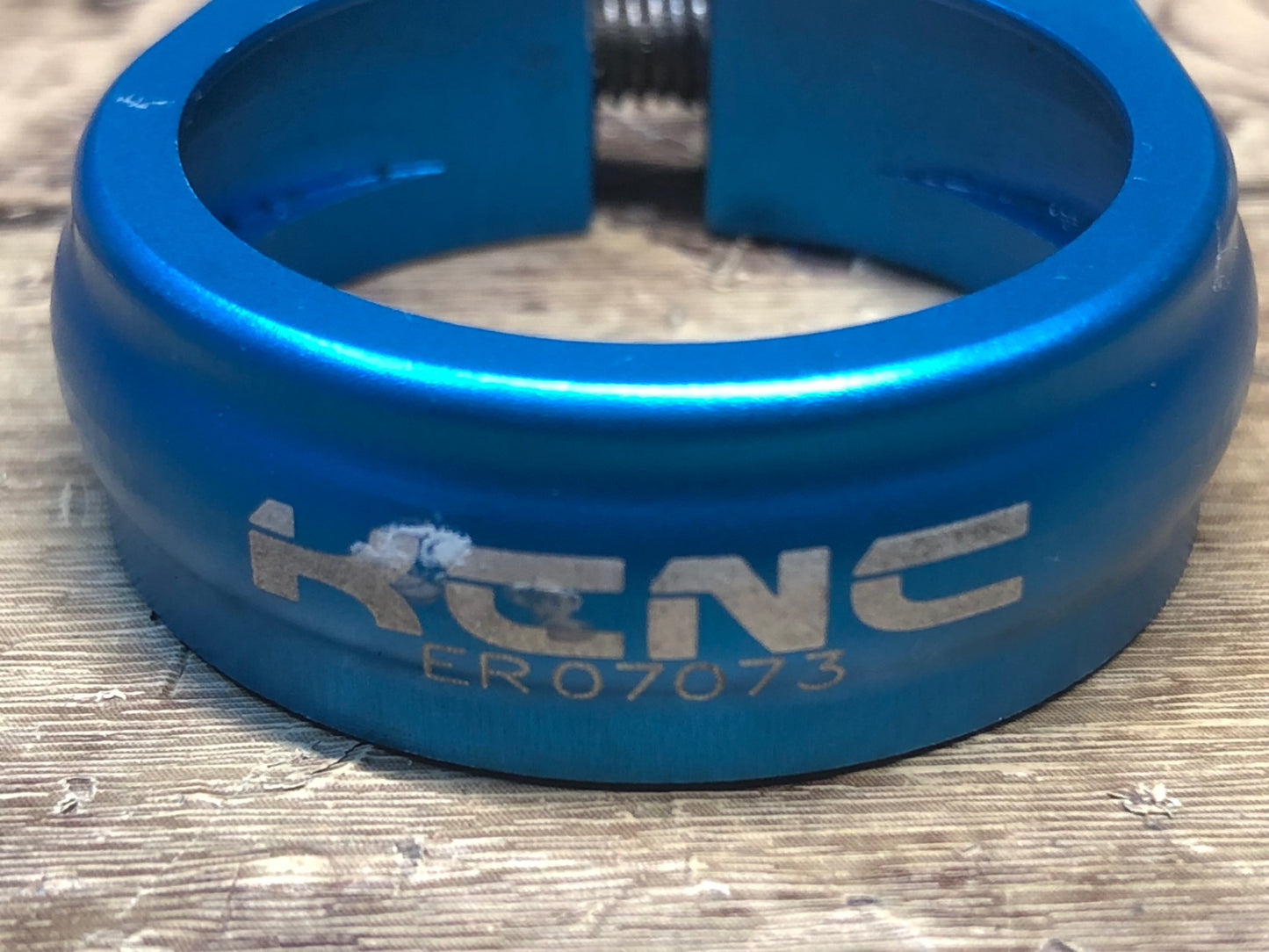 HT330 KCNC ROAD PRO チタンボルト シートクランプ Φ31.8mm 青