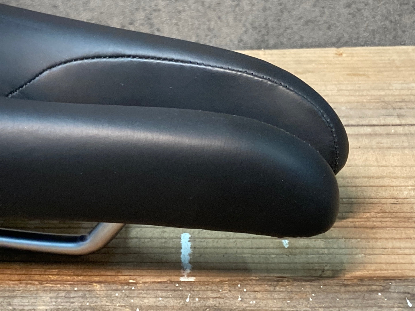 IN425 ISM PN1.1 サドル ブラック