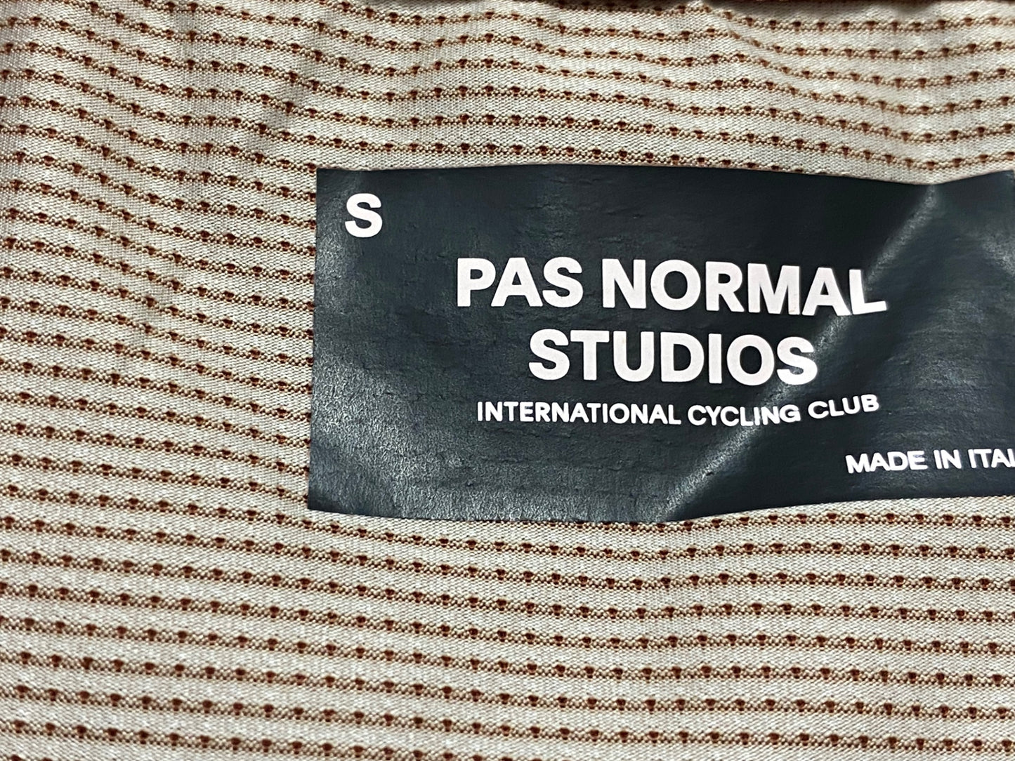 JC422 パスノーマルスタジオ Pas Normal Studios | Men's Mechanism Jersey 半袖 サイクルジャージ ブリック S