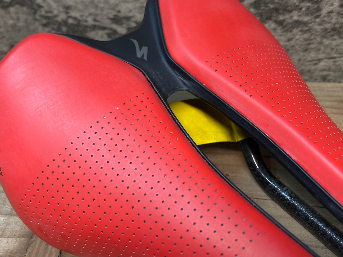 IN835 スペシャライズド SPECIALIZED ROMIN EVO カーボンレール サドル 143mm 赤