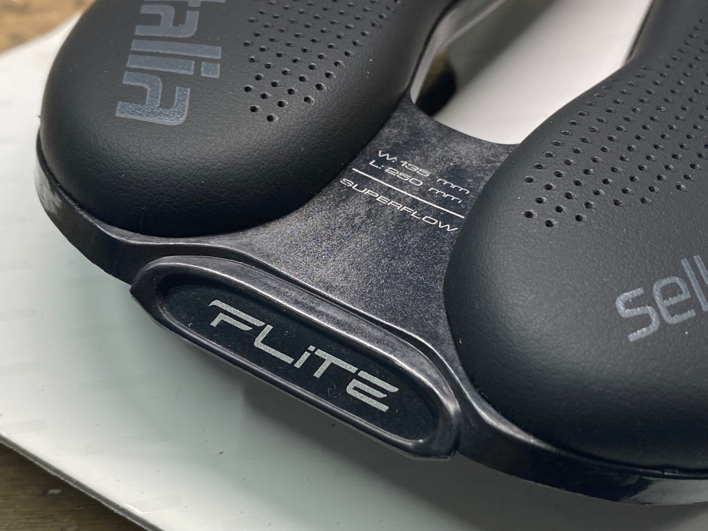 IE939 未使用 セッレイタリア Selle Italia フライト FLITE BOOST KIT CARBONIO SUPERFLOW サドル カーボンレール 黒