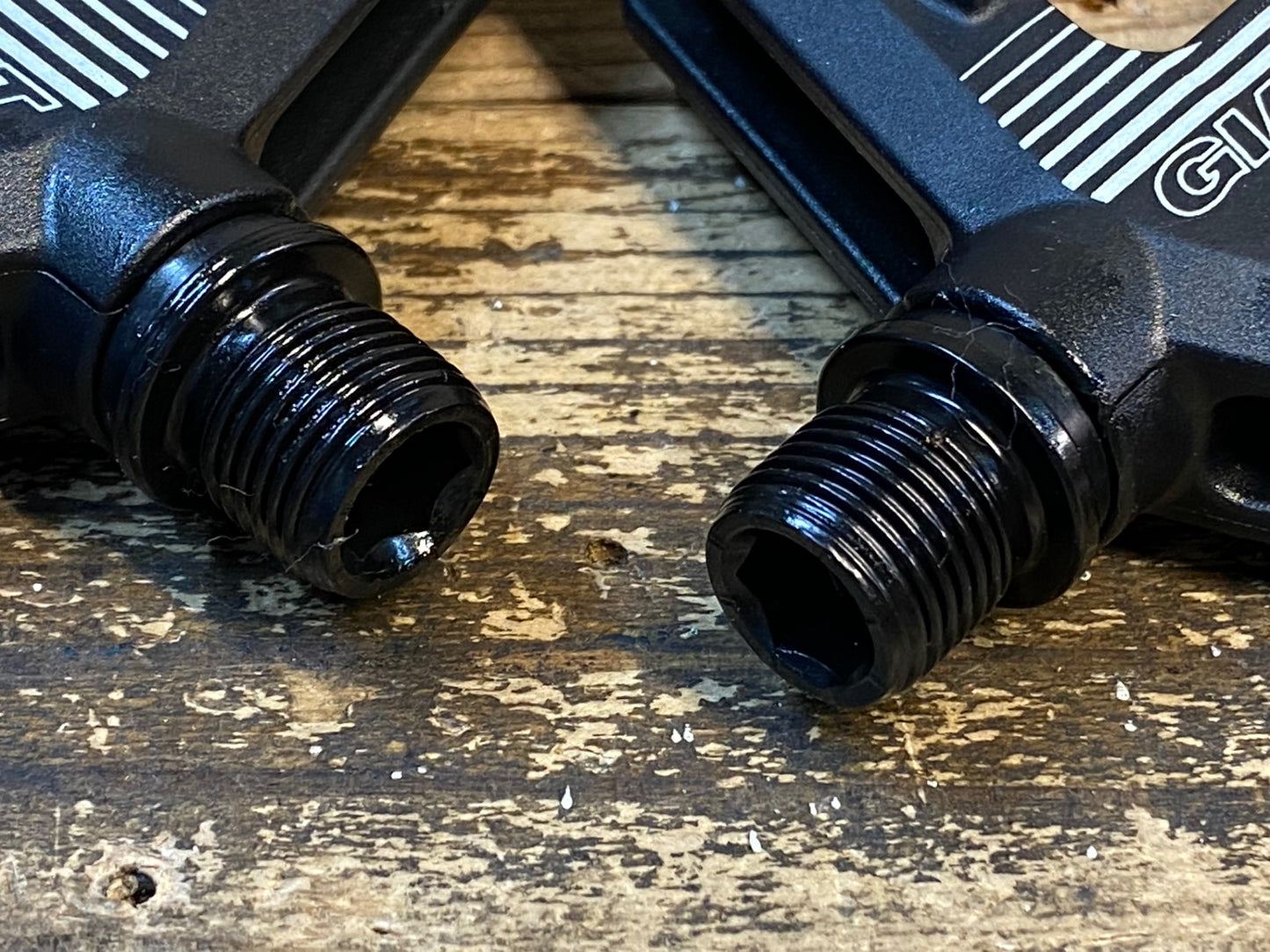 IV845 ジャイアント GIANT SHREDDER FLAT PEDAL フラットペダル 黒