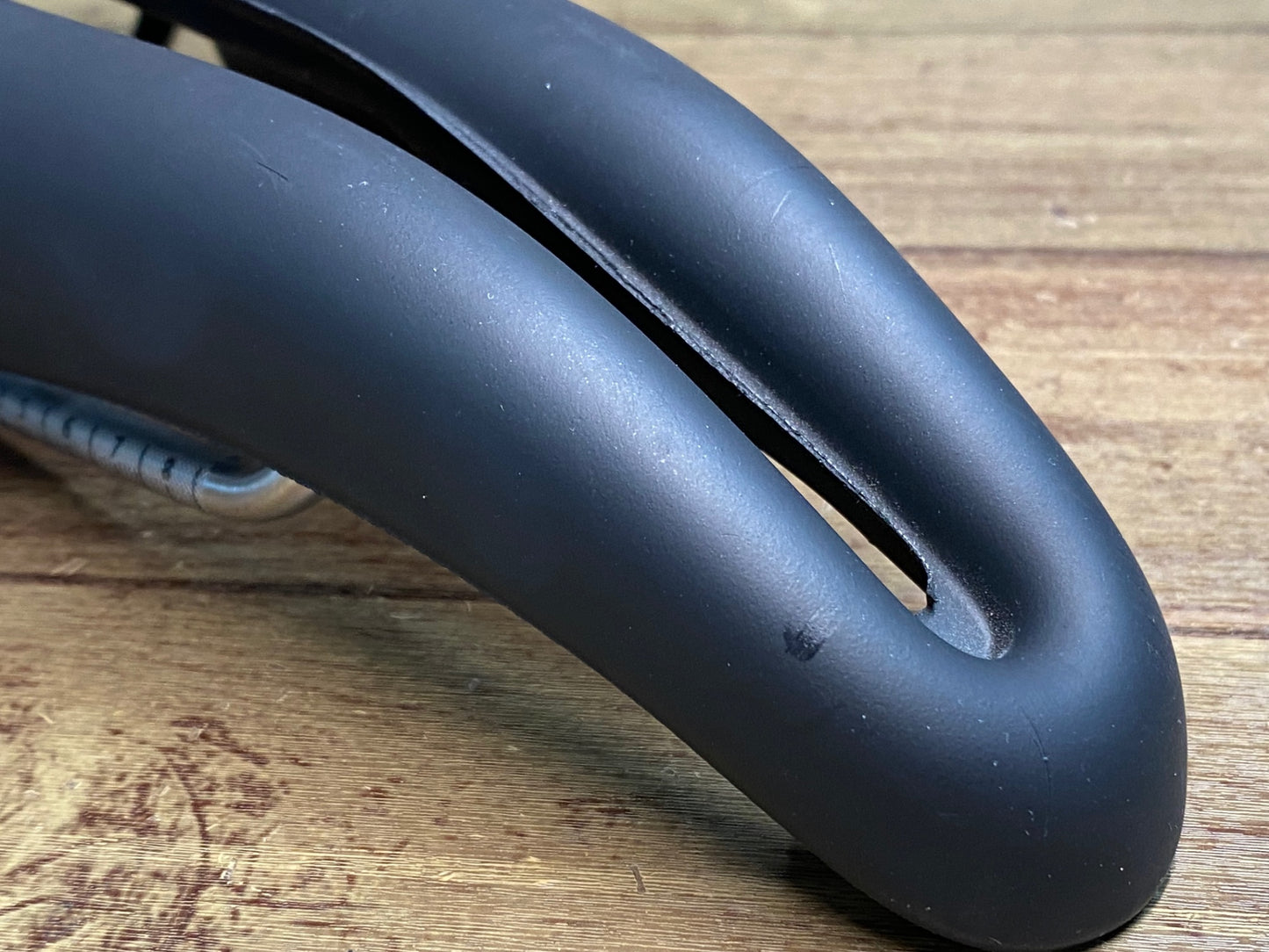 IJ306 セラ SELLE SMP ハイブリッド HYBRID サドル ステンレスレール 140mm 黒