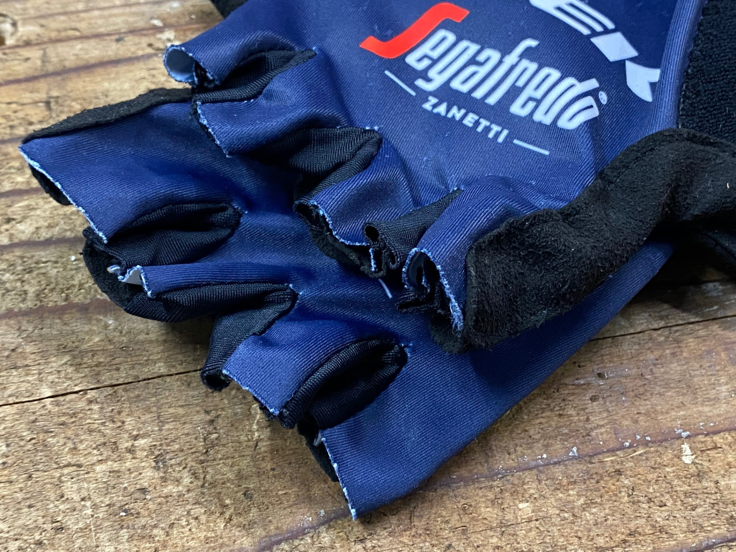 IQ435 サンティーニ Santini グローブ ネイビー S TREK Segafredo